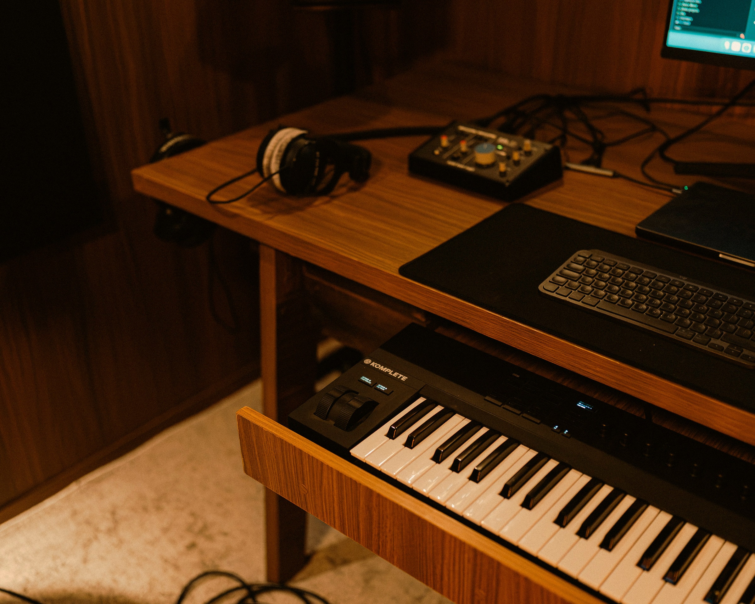 Clavier maître, interface audio et casque sur le bureau