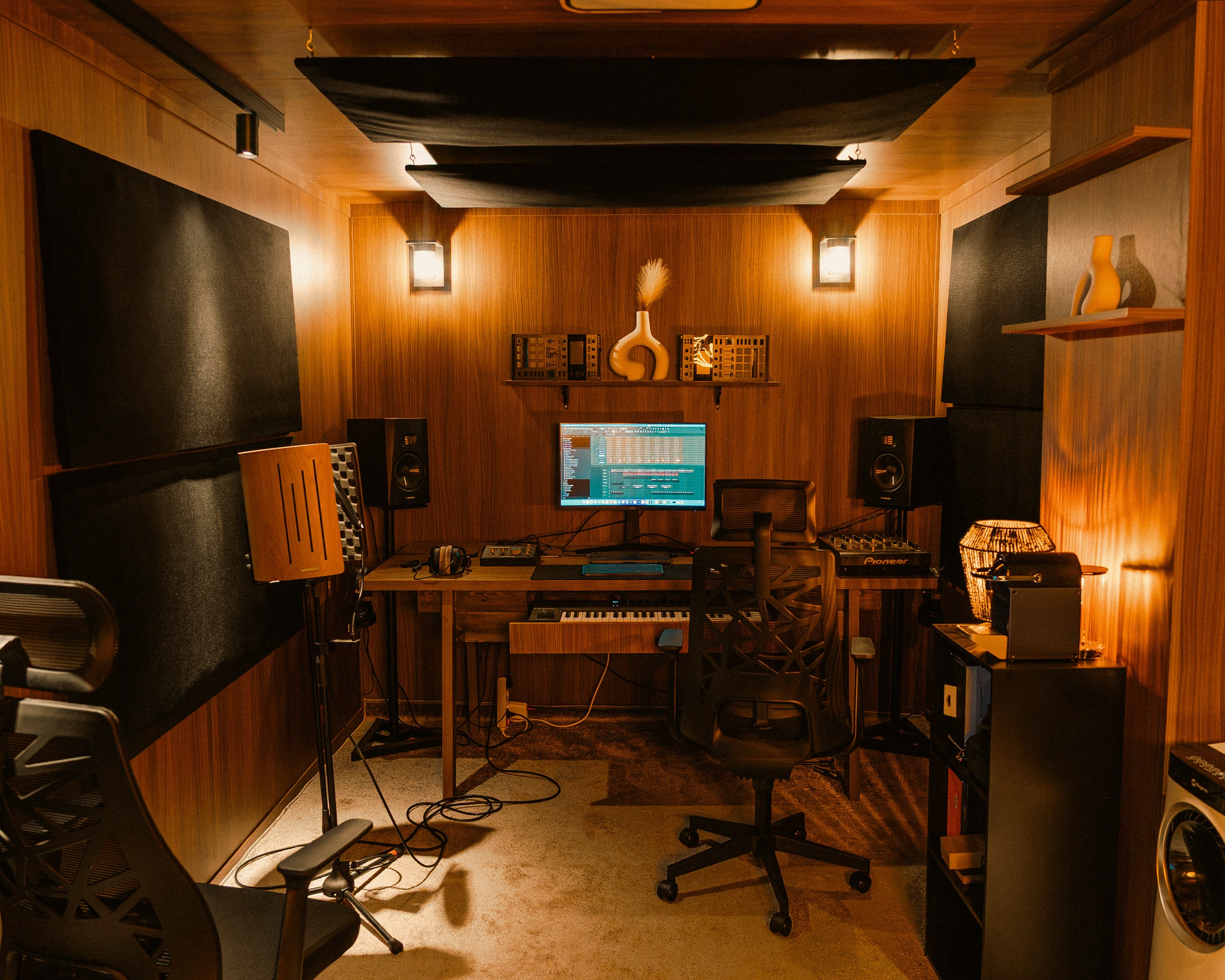 Régie vue depuis l'entrée du studio
